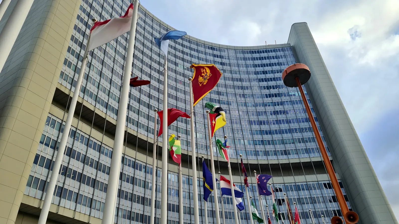 Flaggen der Mitgliedstaaten an Masten vor dem Vienna International Centre