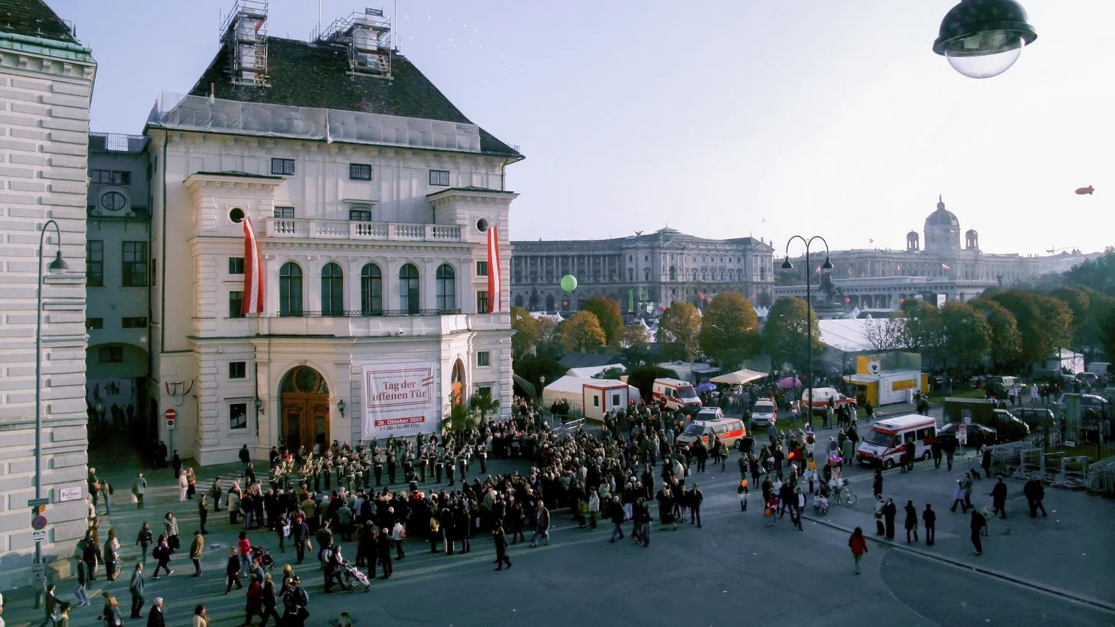 Menschenmenge am Ballhausplatz in Wien am Nationalfeiertag 2008, im Hintergrund der Heldenplatz