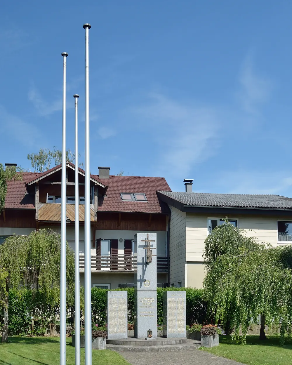 Drei leere Fahnenmasten am Kriegerdenkmal in Persenbeug