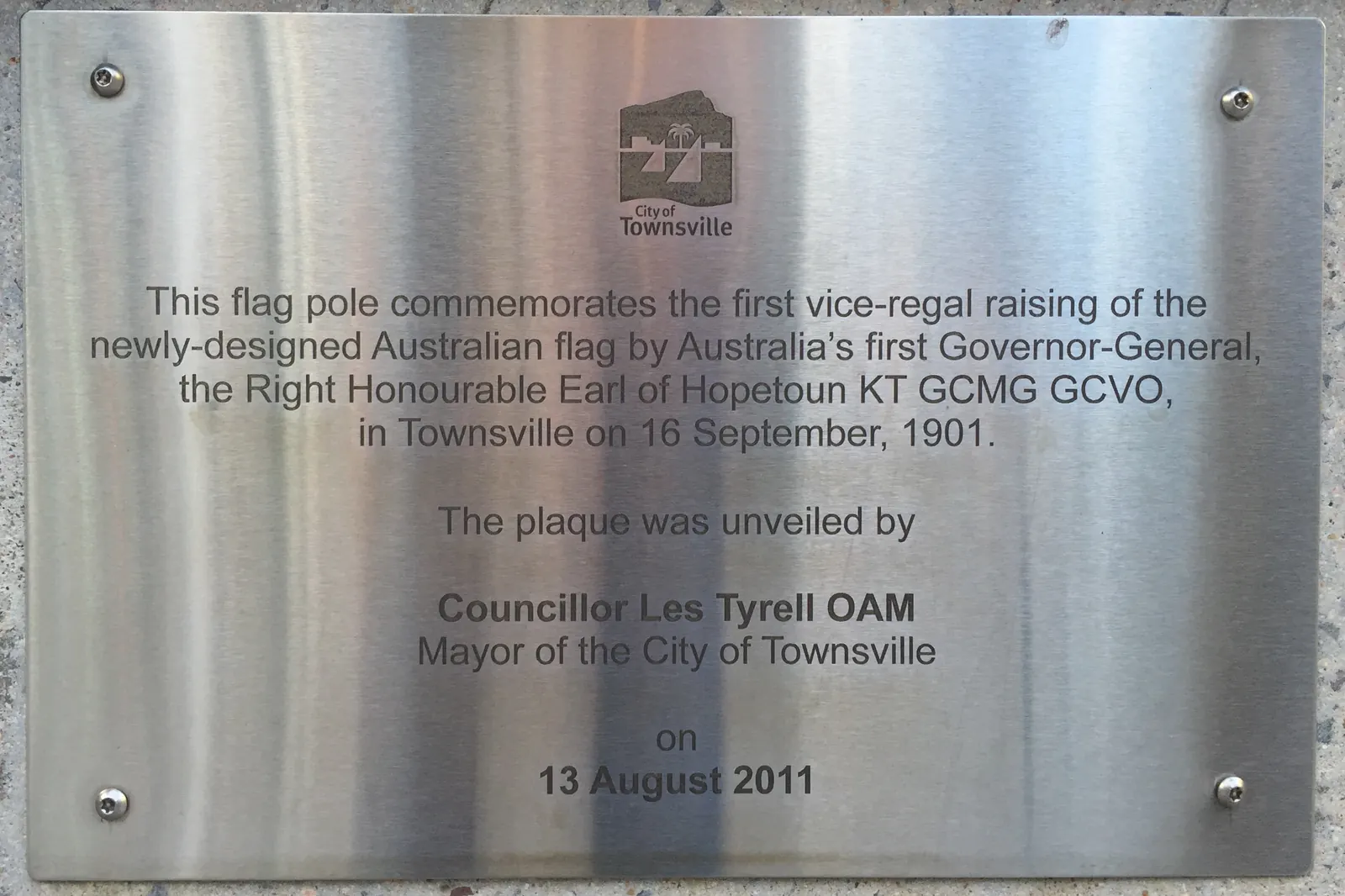 A plaque in Townsville commemorating the first vice-regal raising of the newly designed Australian flag on 16 September 1901