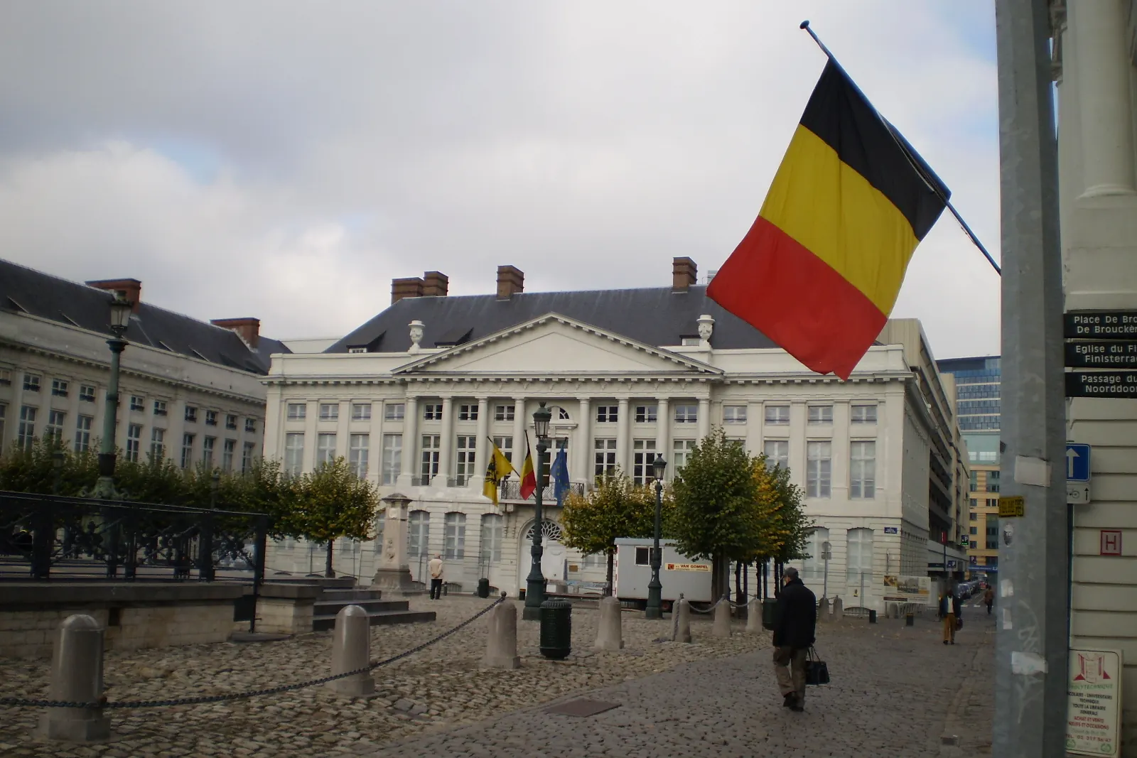 De Belgische vlag aan een stok op het Martelarenplein in Brussel