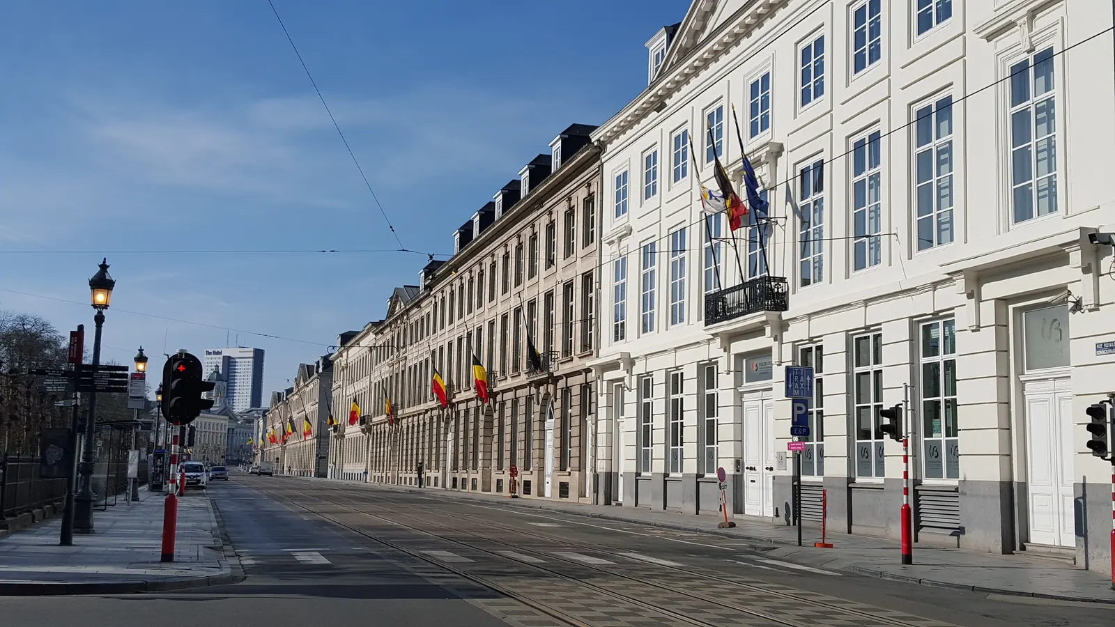 Vlaggen halfstok aan de gevels in de Koningsstraat in Brussel