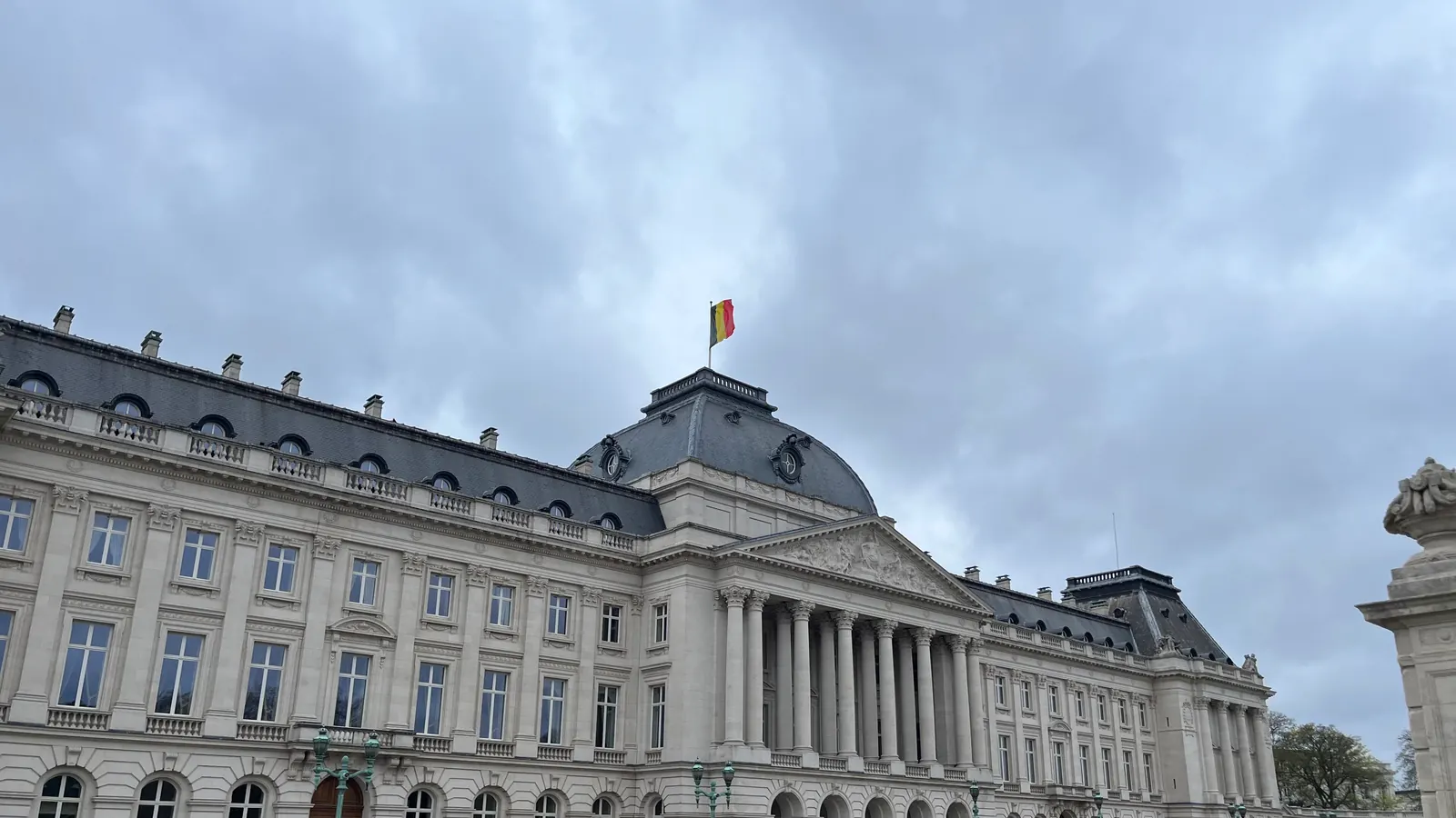 Het Koninklijk Paleis in Brussel met de Belgische vlag op het dak