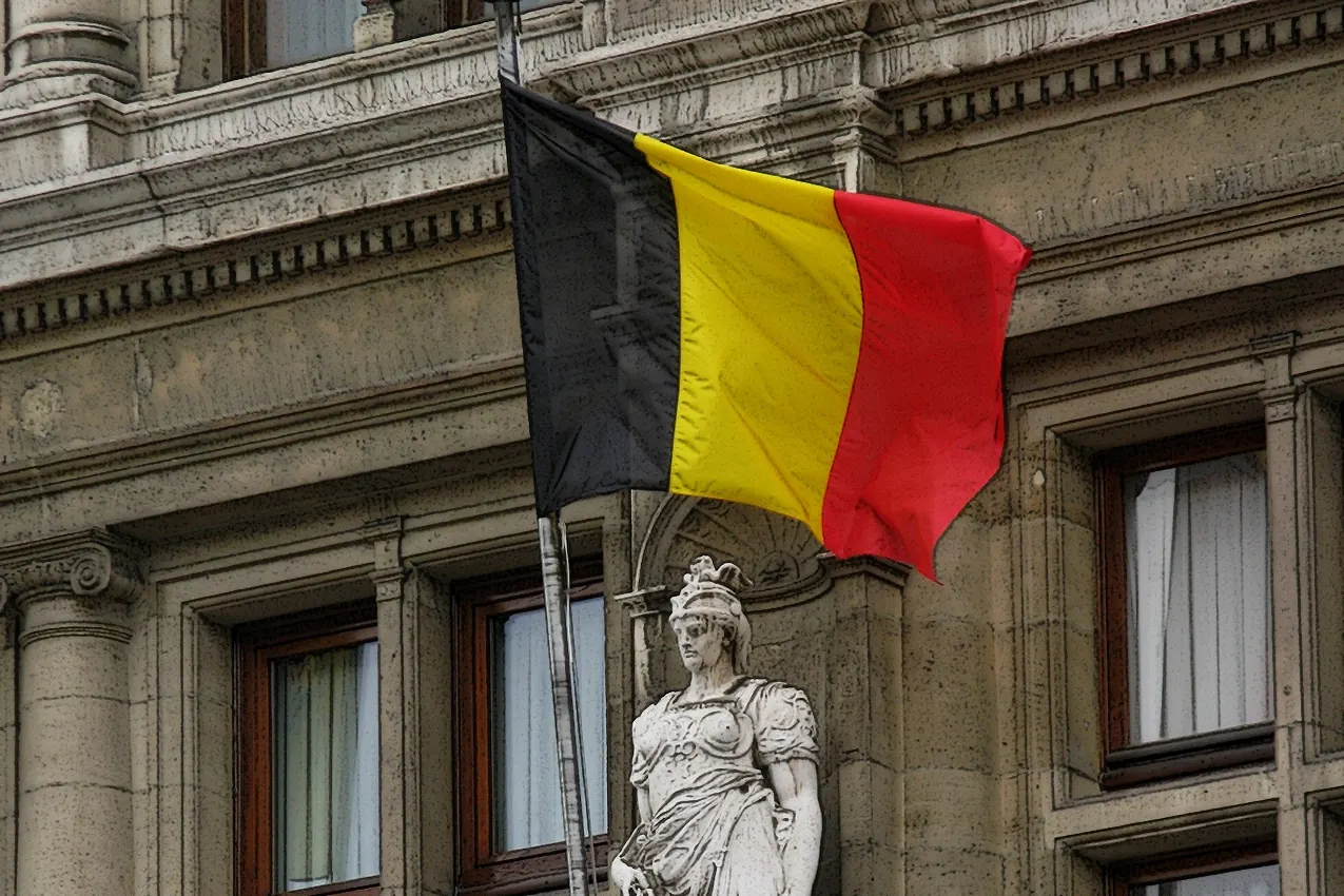 Een beeld en de Belgische vlag aan de gevel van de Nationale Bank in Antwerpen