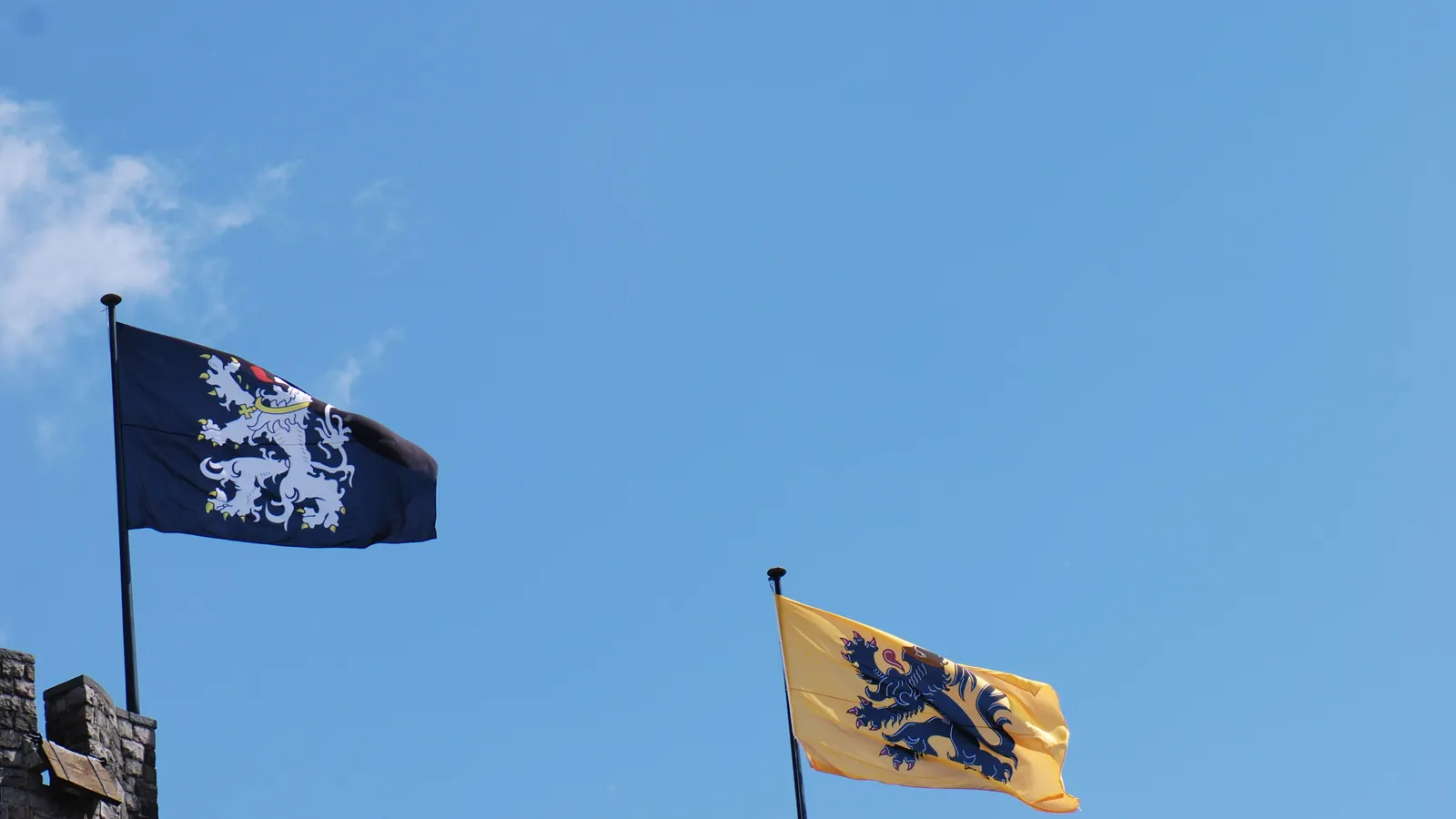 De vlag van Gent en de Vlaamse vlag aan masten op het Gravensteen
