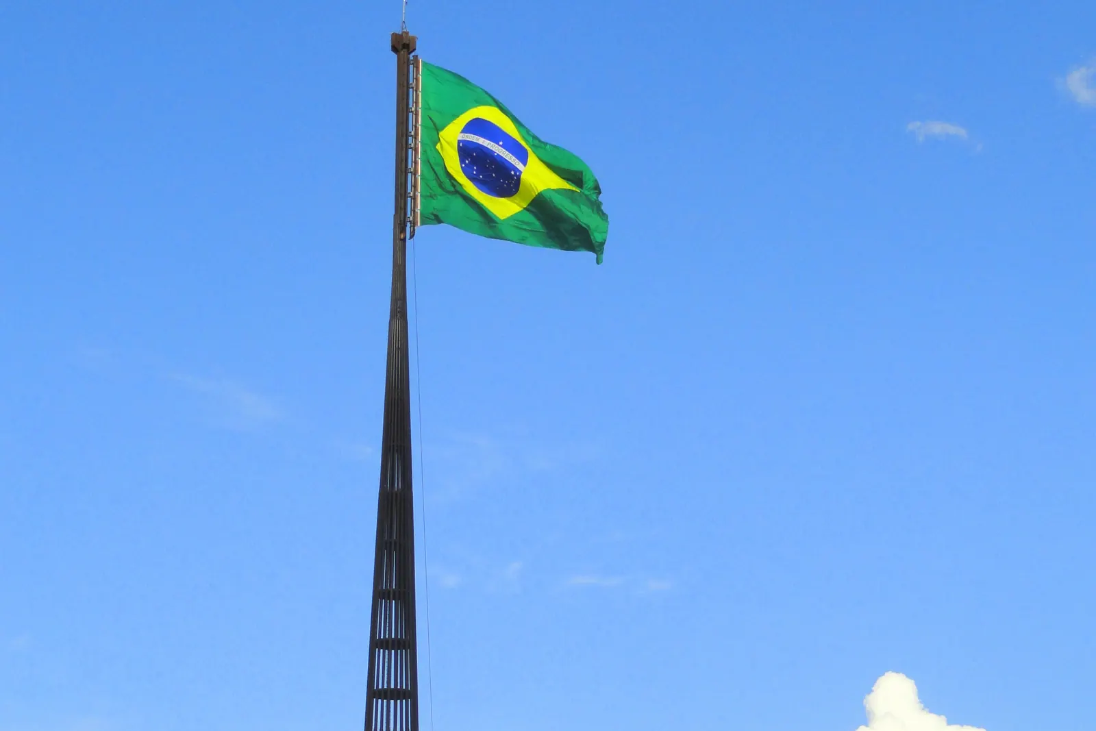 O Mastro da Bandeira, de cerca de cem metros, com a Bandeira Nacional no alto