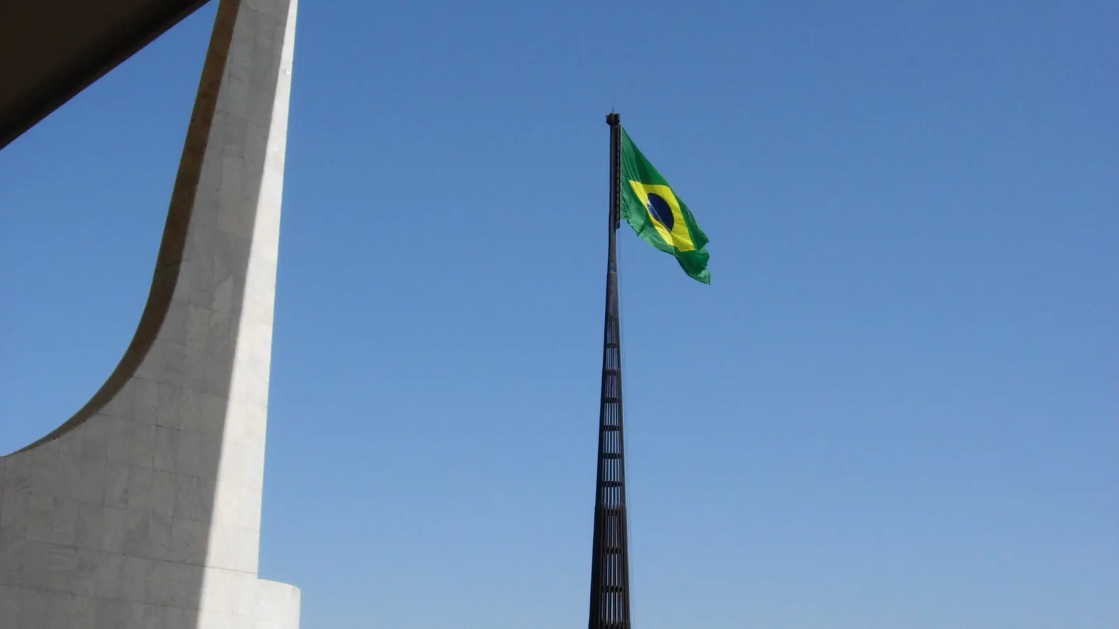 O Mastro da Bandeira na Praça dos Três Poderes, em Brasília, visto do Palácio do Planalto