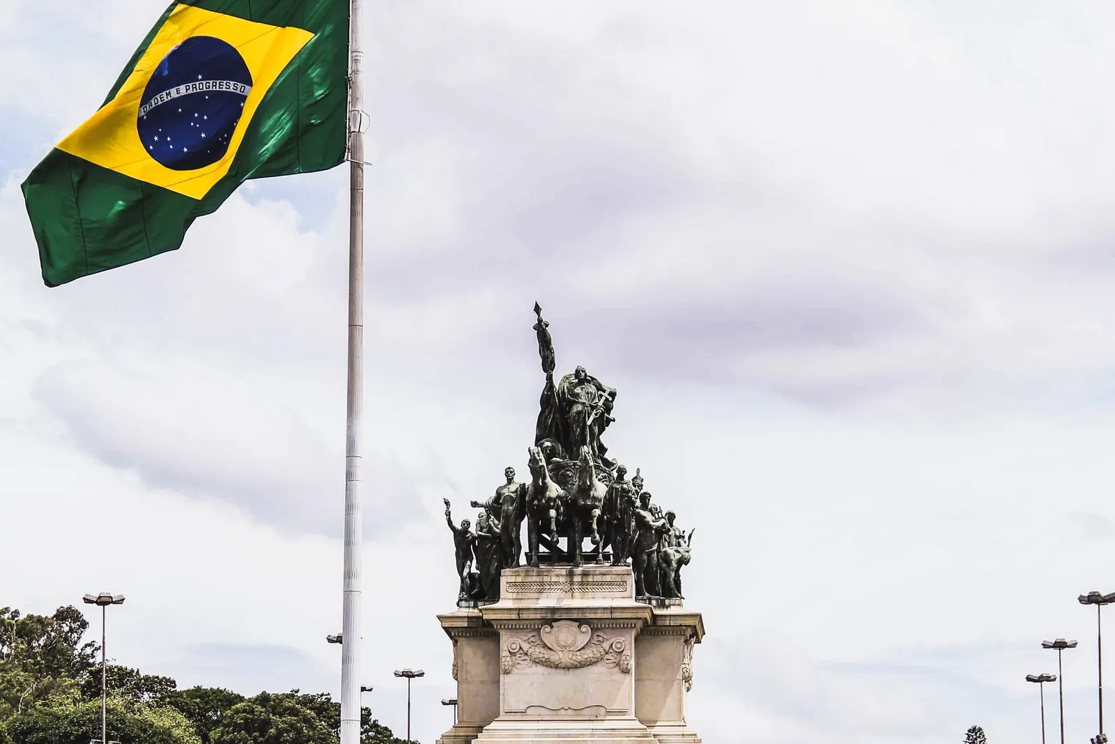 A Bandeira Nacional em um mastro diante do Monumento à Independência, no Ipiranga, em São Paulo