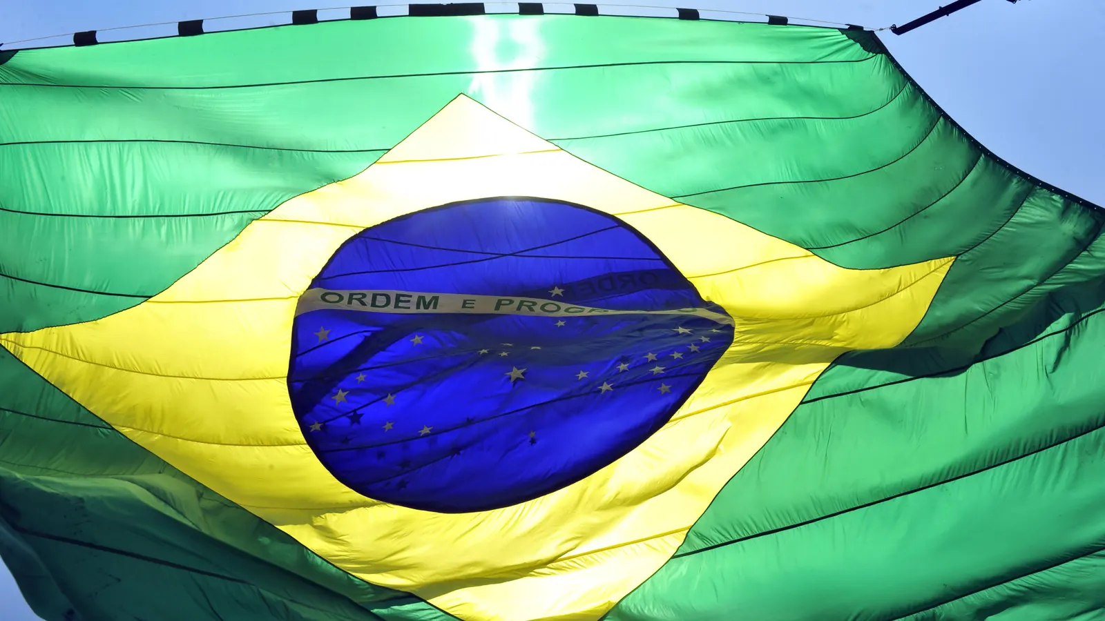 A grande bandeira do Mastro da Bandeira, em Brasília, vista de baixo no Dia da Bandeira