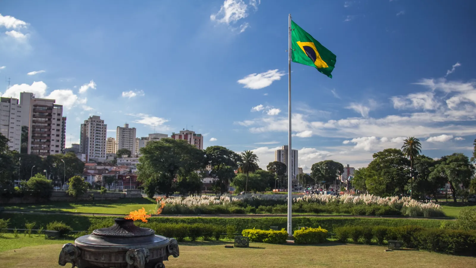 O jardim diante do Museu do Ipiranga, em São Paulo, com a Bandeira Nacional em um mastro alto
