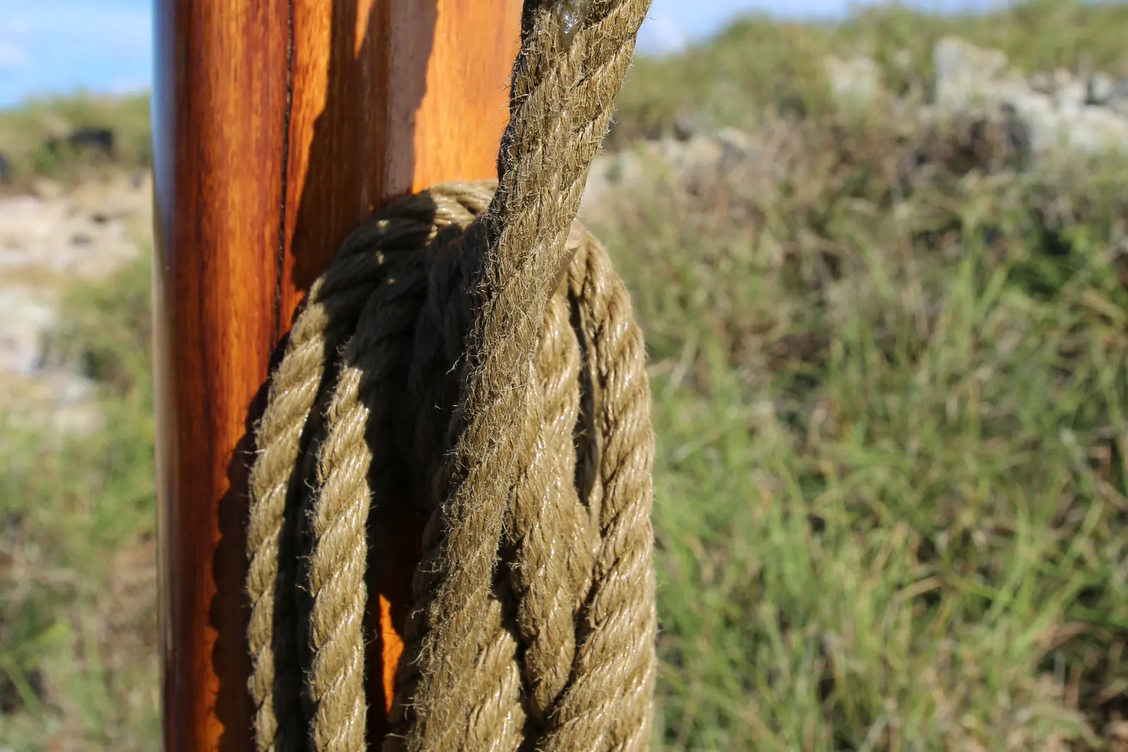 A adriça enrolada em um mastro de madeira envernizado, na Ilha da Trindade