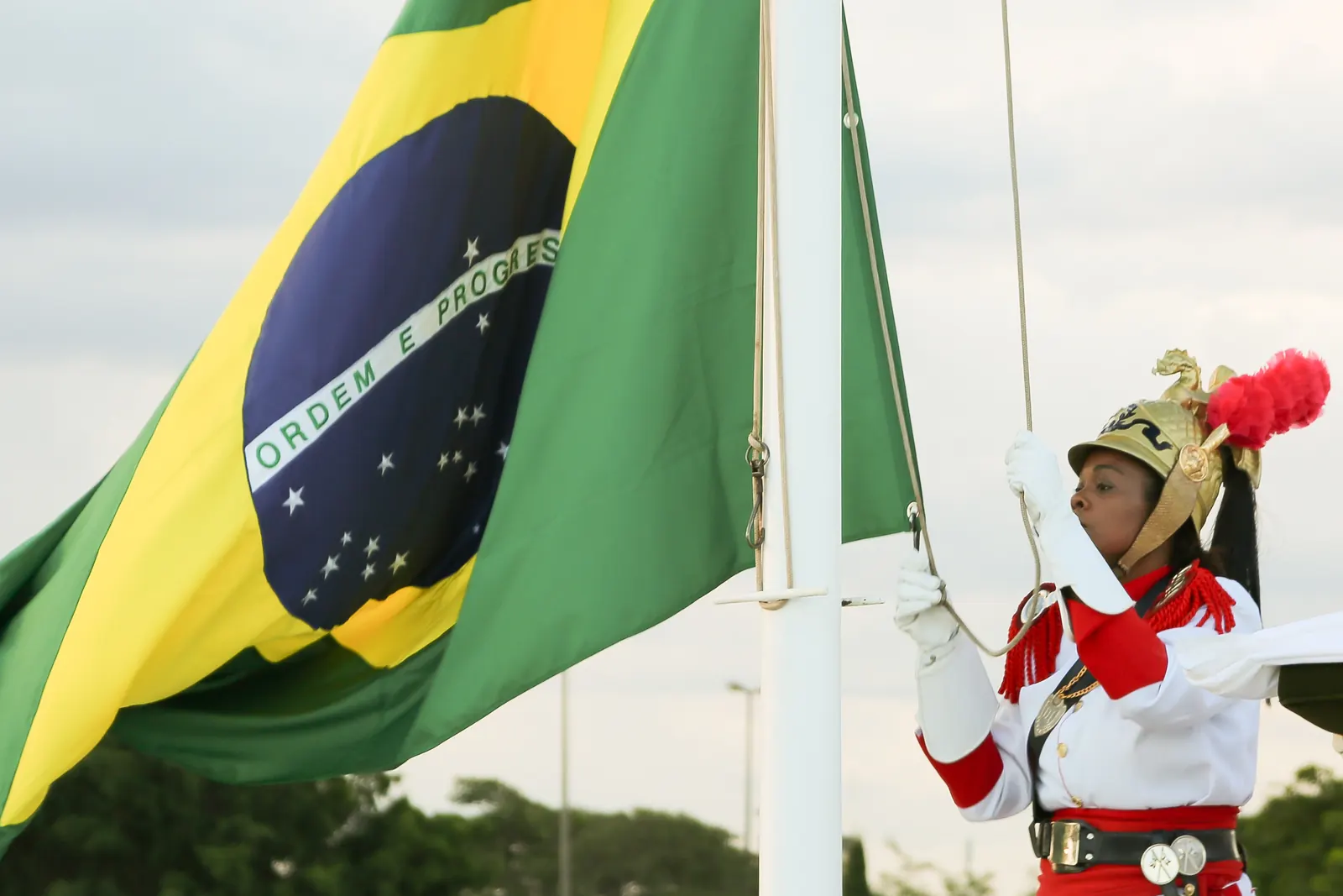 Um Dragão da Independência arria a Bandeira Nacional no Palácio do Planalto