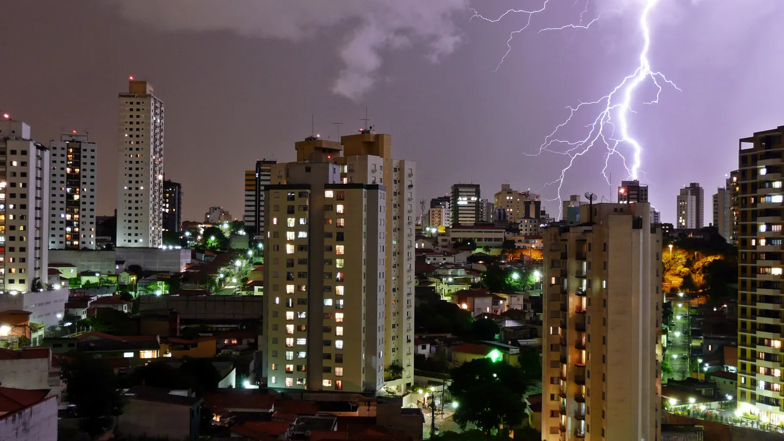 Um raio cai sobre os prédios de São Paulo à noite