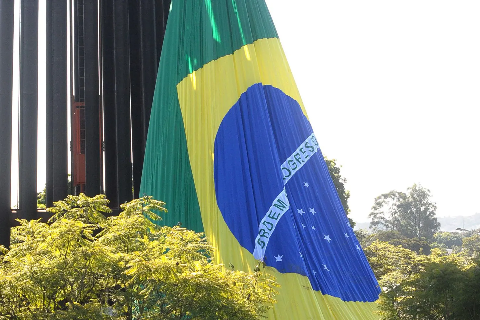 A grande bandeira do Mastro da Bandeira, em Brasília, pendente junto à estrutura do mastro
