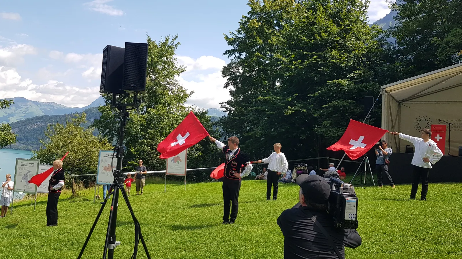 Fahnenschwinger mit Schweizerfahnen auf der Wiese des Rütli am 1. August