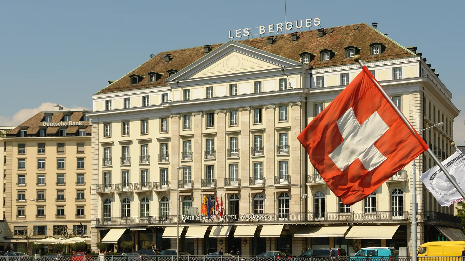 Sehr grosse Schweizerfahne vor dem Hôtel des Bergues in Genf