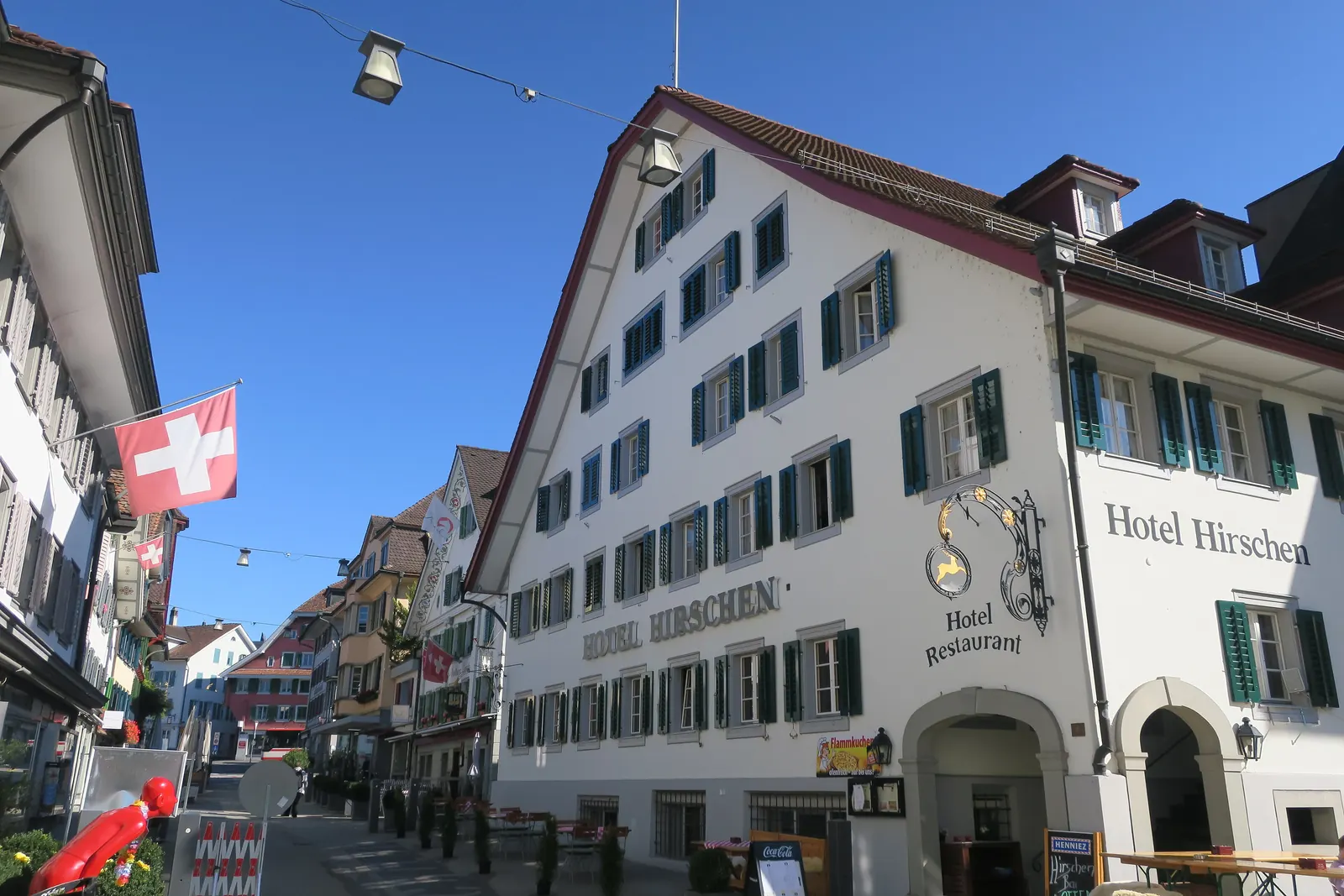 Das Hotel Hirschen in Küssnacht mit Schweizerfahne an der Gasse