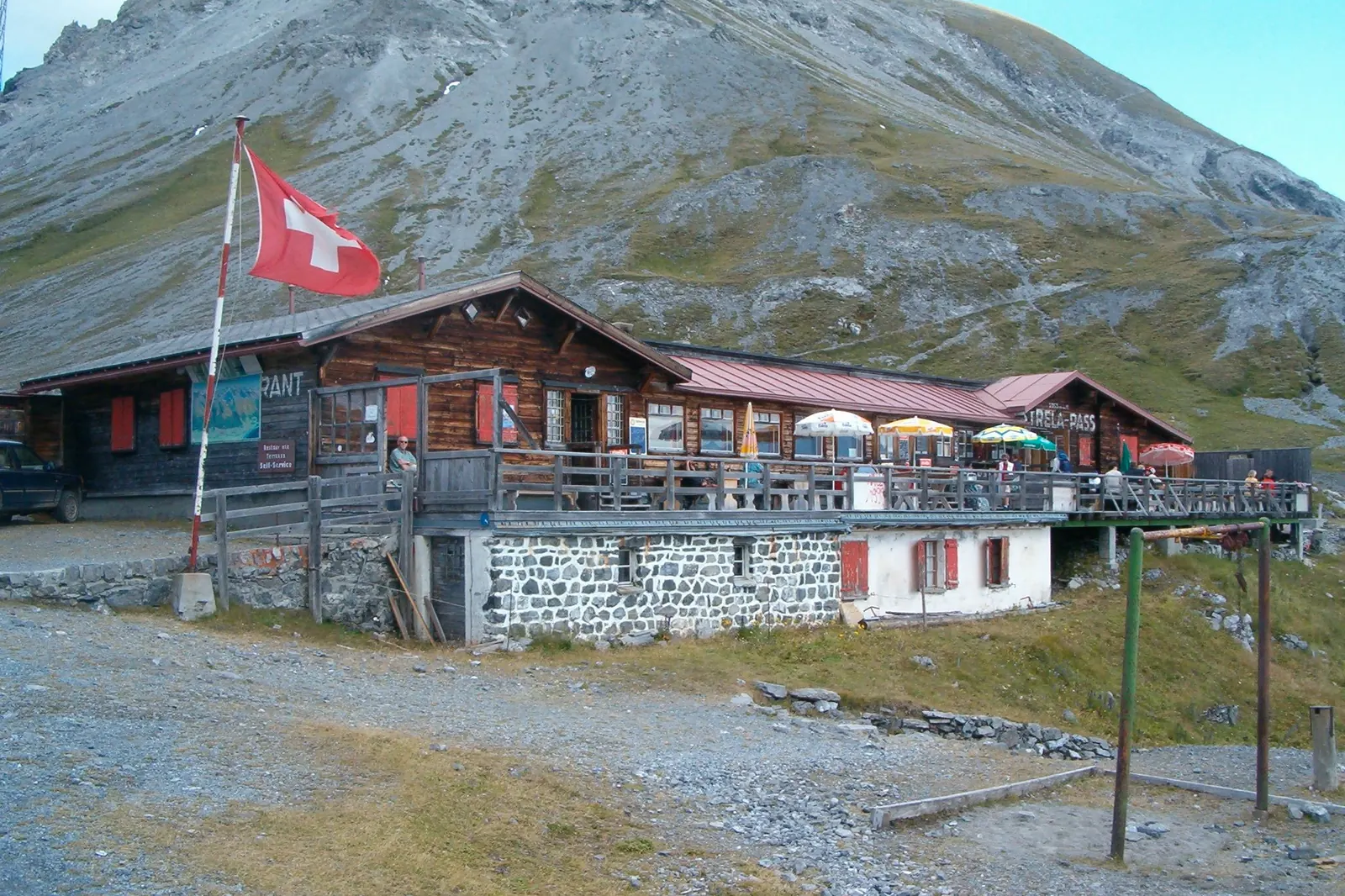 Bergrestaurant am Strelapass mit einer Schweizerfahne an einem Mast