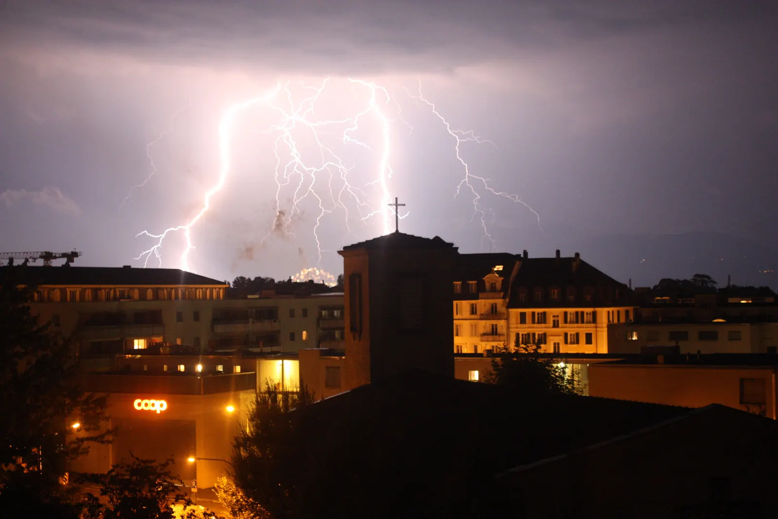 Blitze über den Dächern von Lausanne in der Nacht