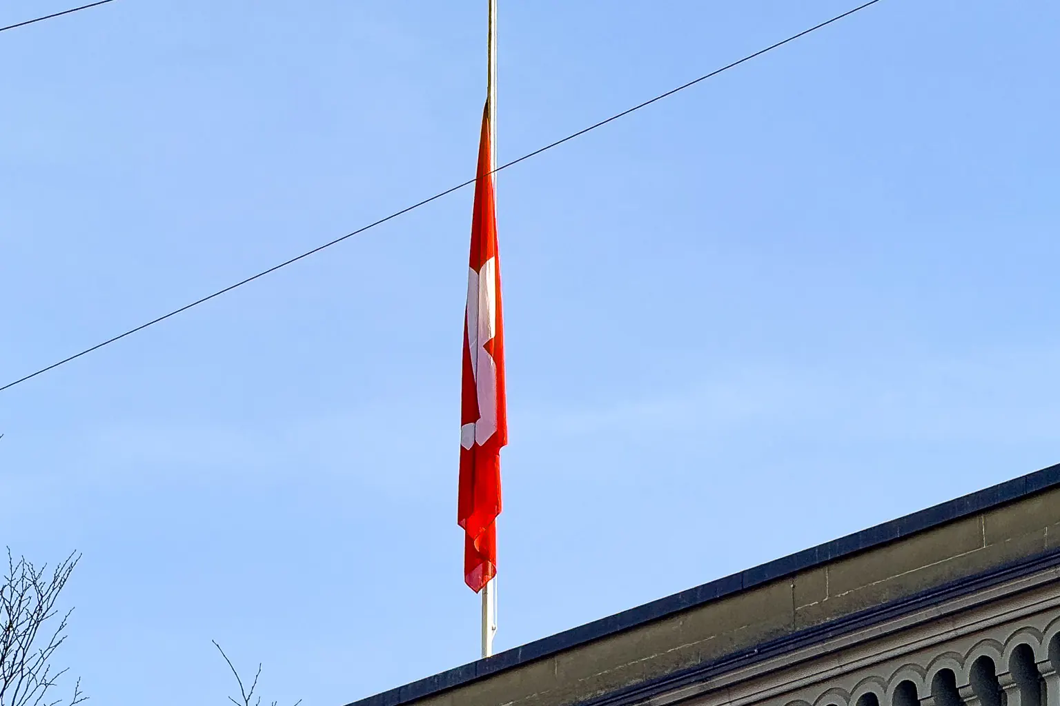 Schweizerfahne auf Halbmast auf dem Dach des Bundeshauses in Bern