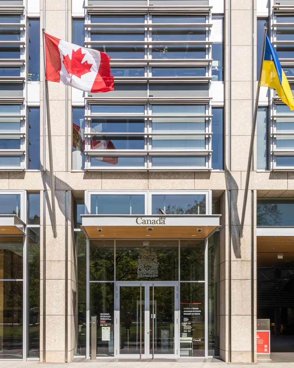 Eingang der kanadischen Botschaft in Berlin mit kanadischer und ukrainischer Flagge