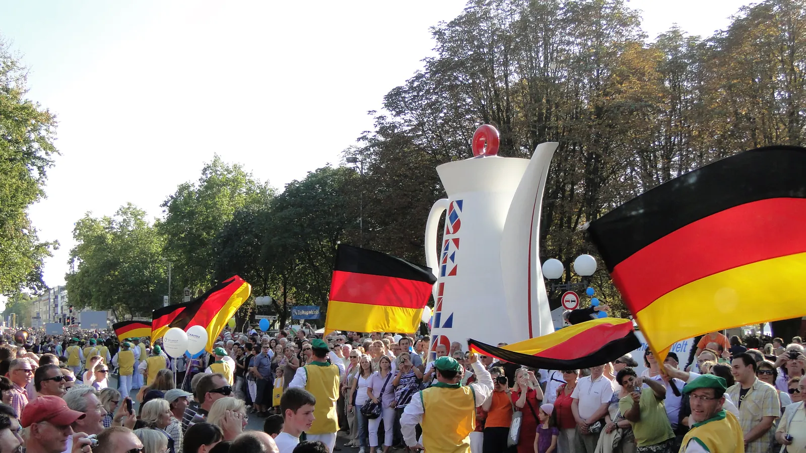 Fahnenschwinger mit großen schwarz-rot-goldenen Fahnen vor Publikum beim Deutschlandfest in Bonn