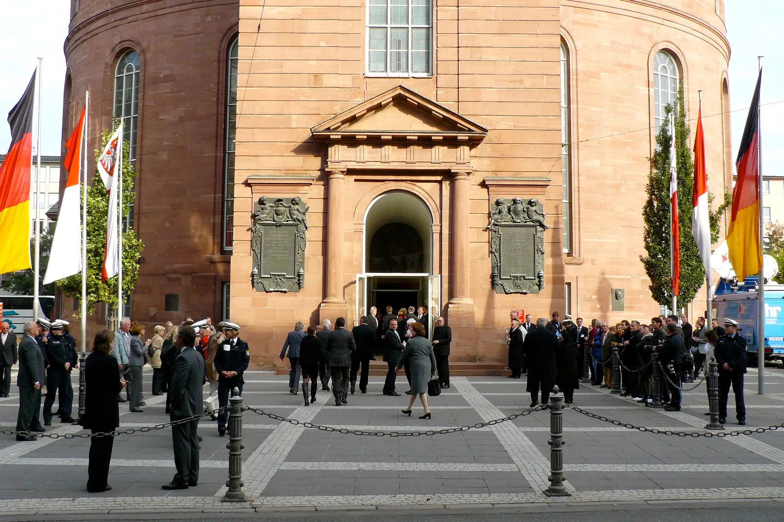Gäste vor der Paulskirche in Frankfurt am Main, links und rechts Fahnenmasten mit Bundesflaggen