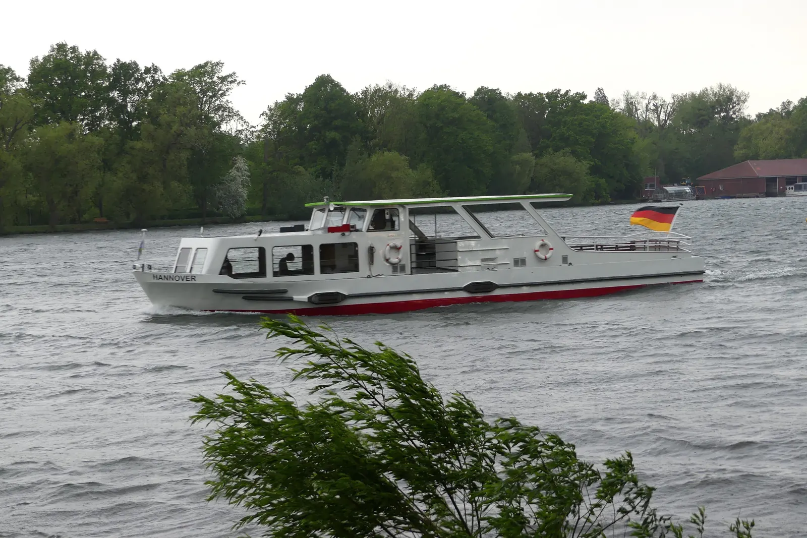 Ausflugsboot mit Bundesflagge bei Sturm auf dem Maschsee in Hannover