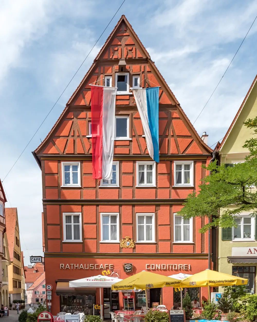 Fachwerkhaus in Nördlingen mit zwei langen Hängeflaggen an der Fassade
