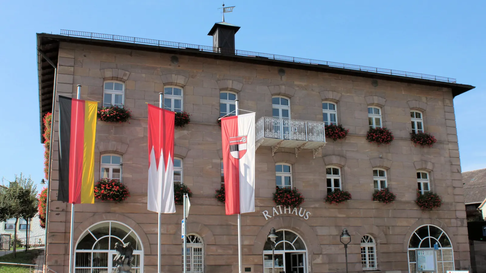 Rathaus Pleinfeld mit Bundesflagge, fränkischer Flagge und Gemeindeflagge an drei Masten