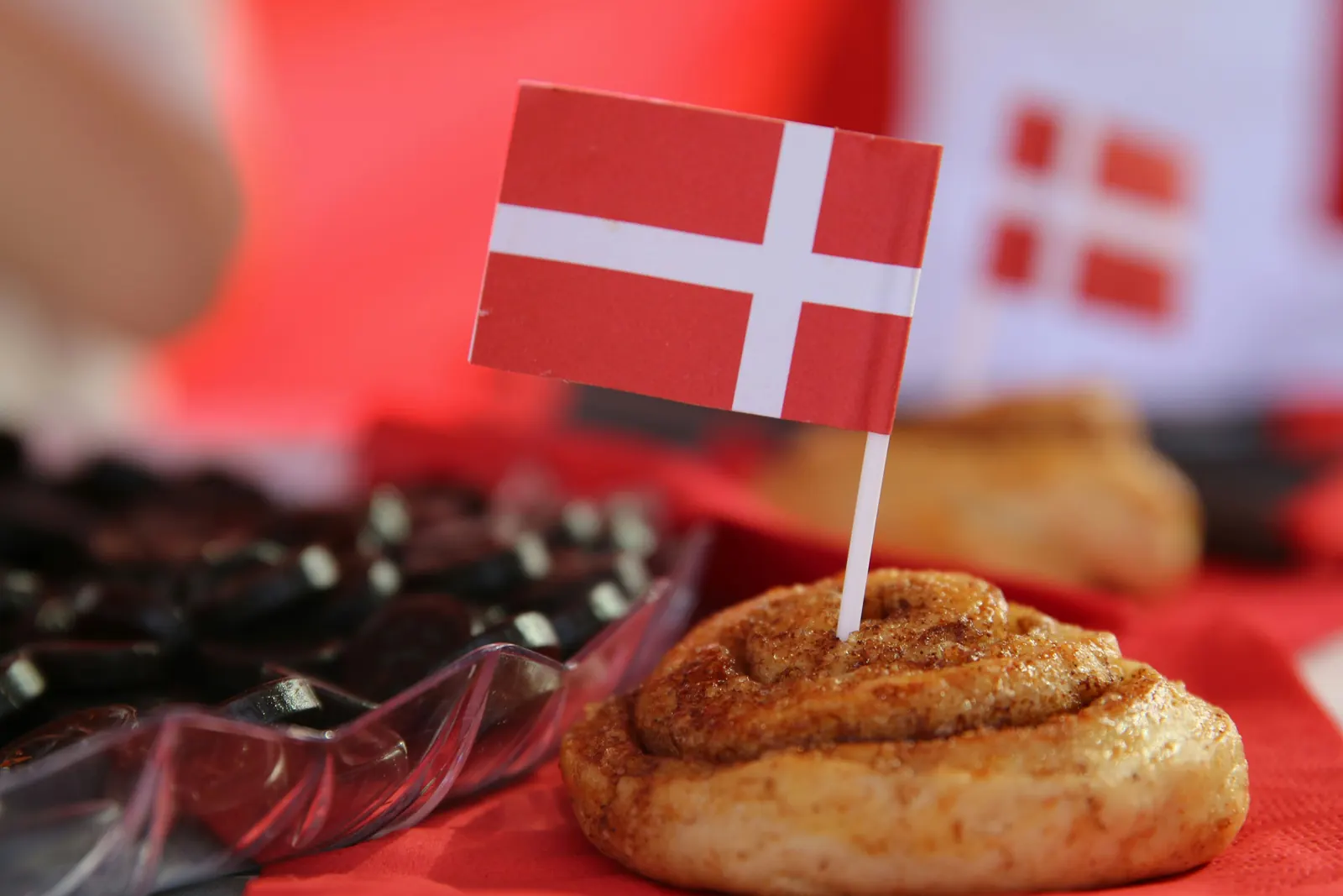 Lille papirflag med Dannebrog stukket i en kanelsnegl