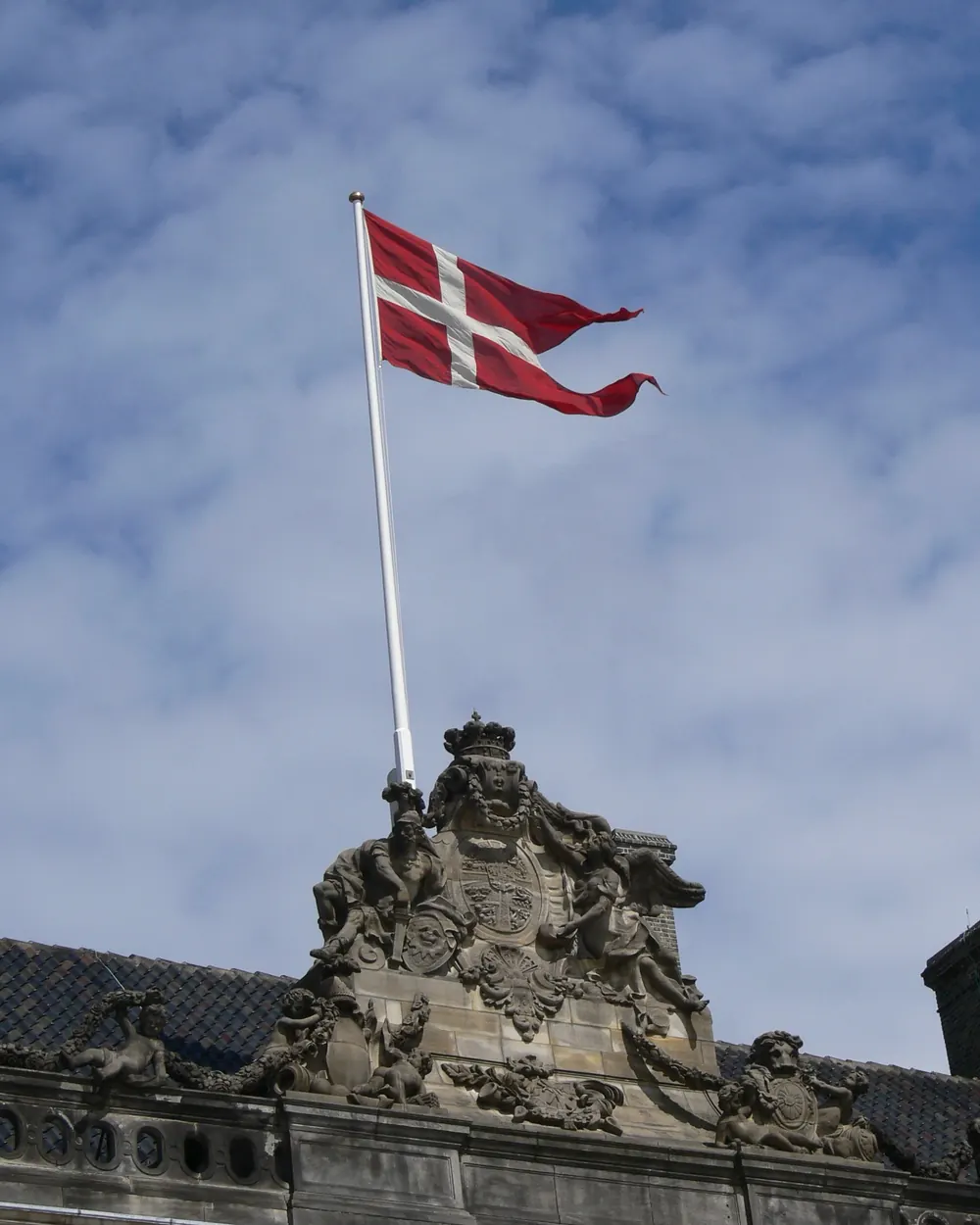 Hvid flagstang med splitflag på taget af Amalienborg