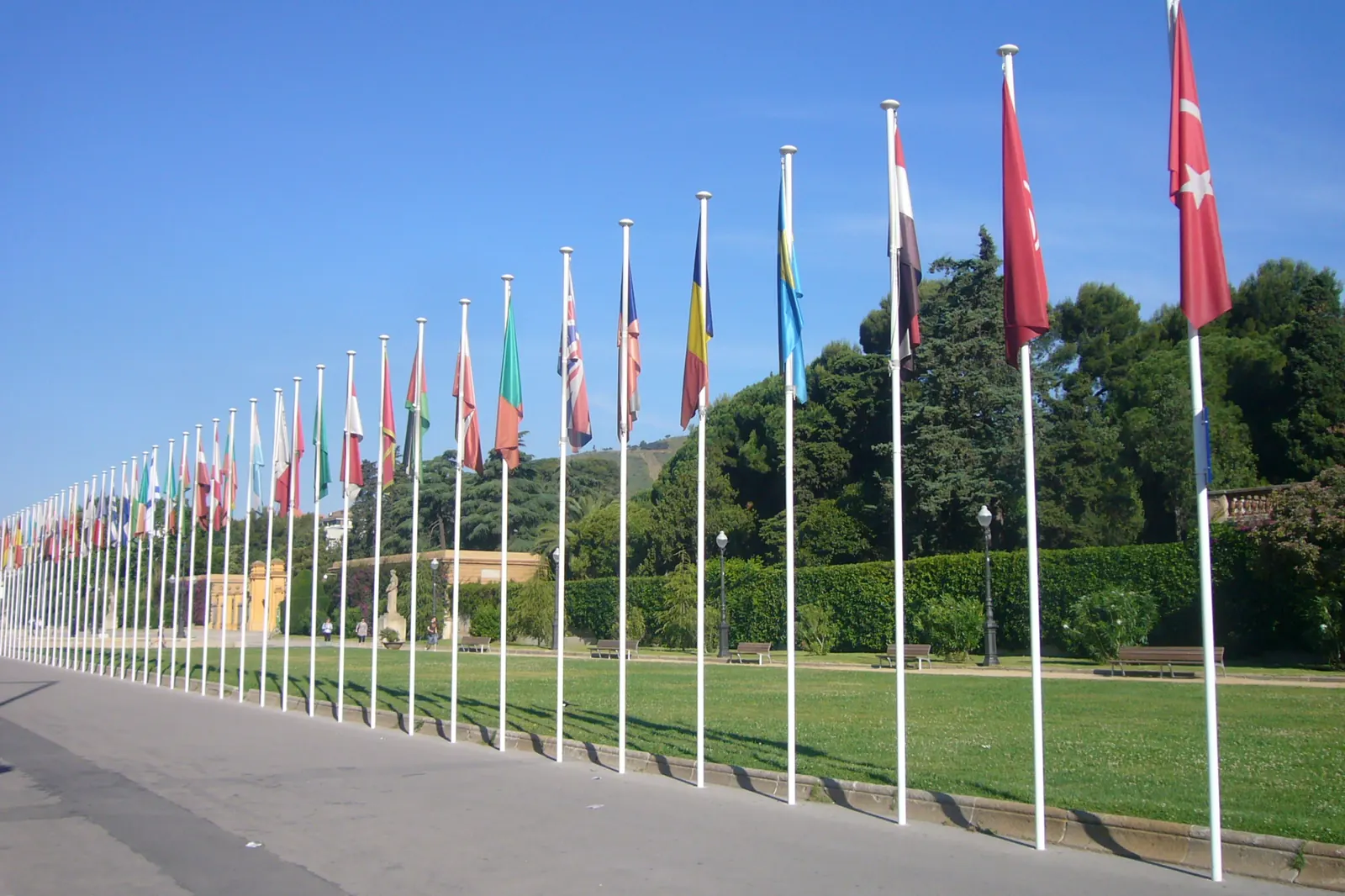 Fila de mástiles con las banderas de los países de la Unión por el Mediterráneo