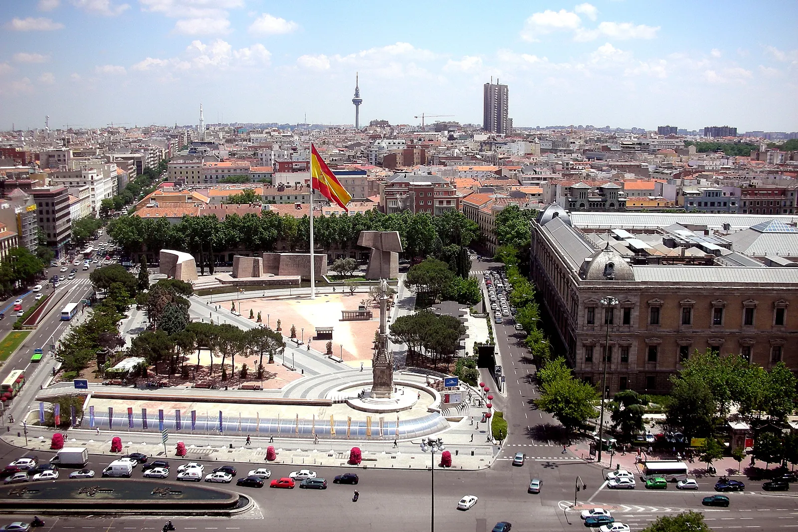 Vista desde lo alto de la plaza de Colón de Madrid con la gran bandera de España en su mástil