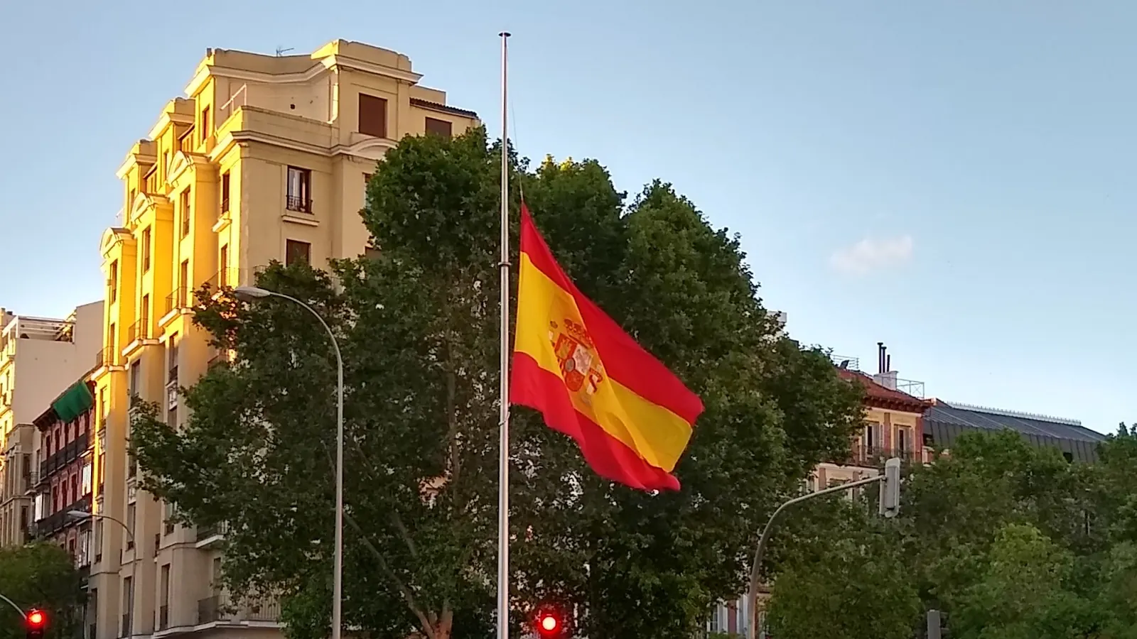 Banderas a media asta en la plaza de Chamberí de Madrid durante el luto por las víctimas de la COVID-19