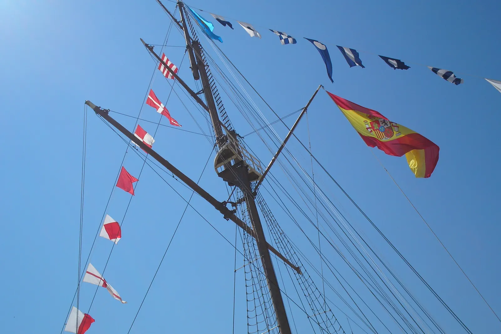 Palo de señales con drizas, banderas de señales y la bandera de España en la Escuela Naval Militar de Marín