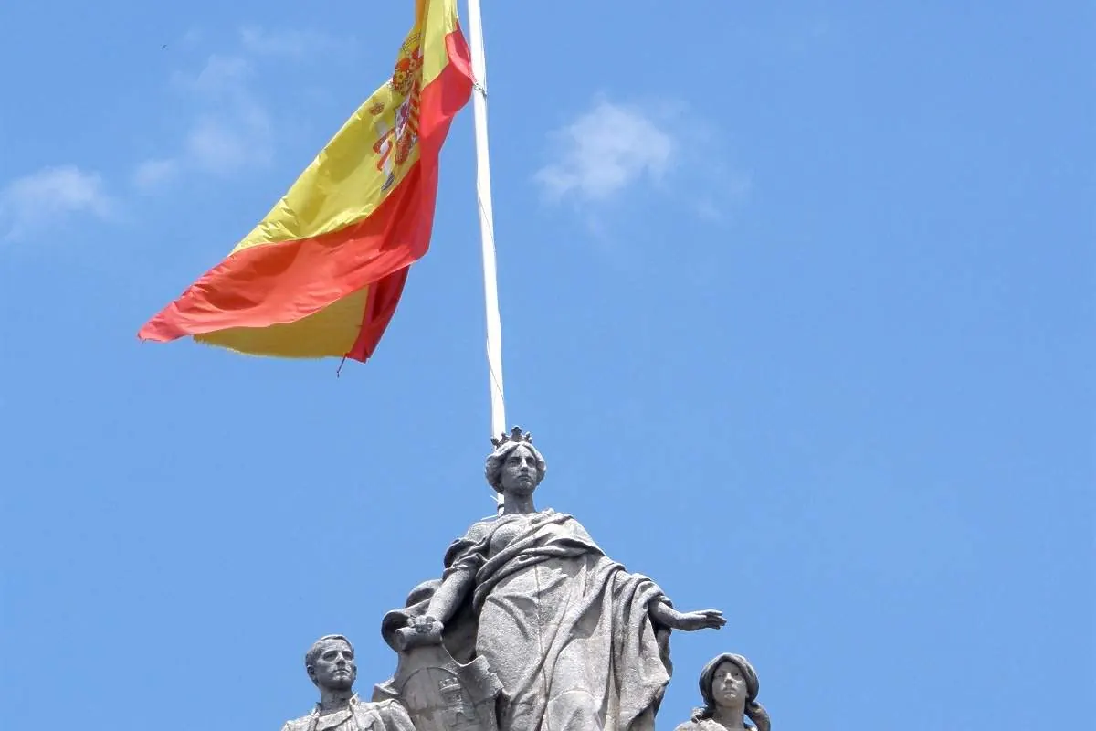 La bandera de España en lo alto del grupo escultórico que corona la Diputación Provincial de Palencia