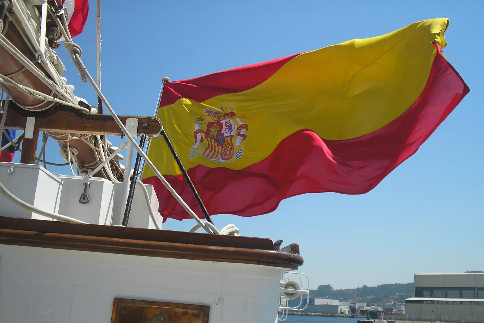 La bandera de España en la popa del buque escuela Juan Sebastián Elcano