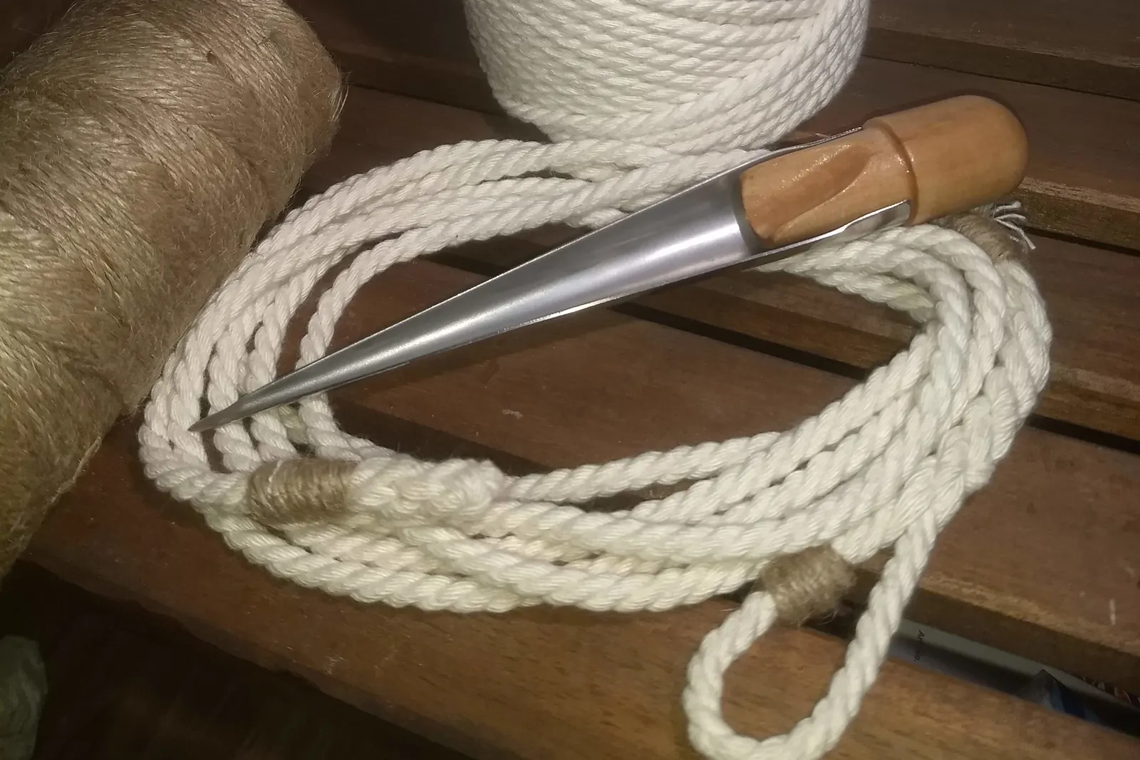 Pujontapiikki ja valkoinen köysi puupöydällä
