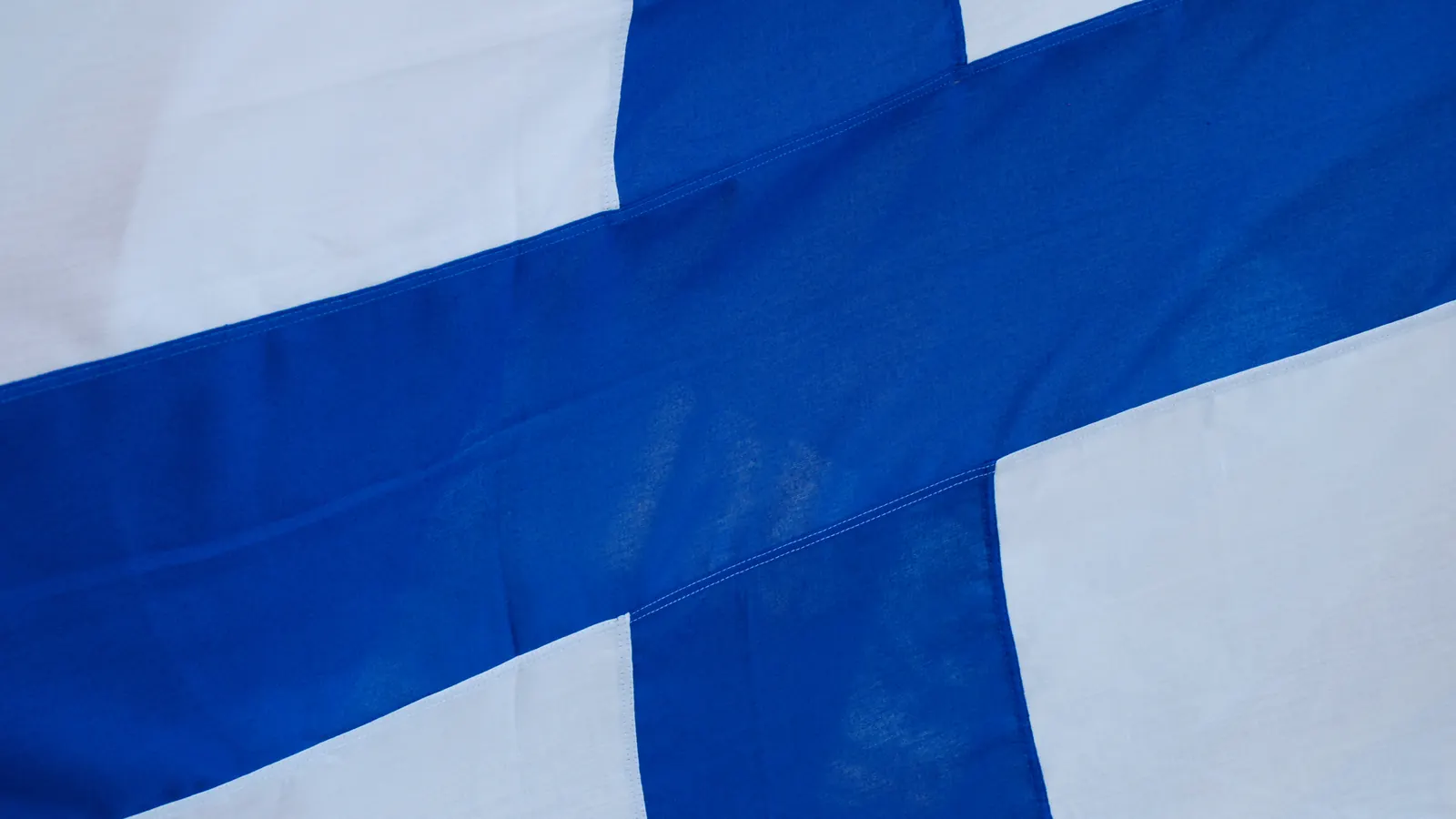 Suomen lipun sininen risti lähikuvassa