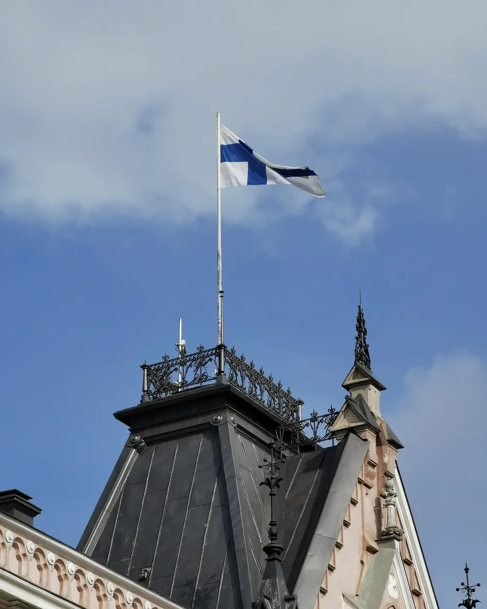 Suomen lippu vanhan rakennuksen tornin katolla