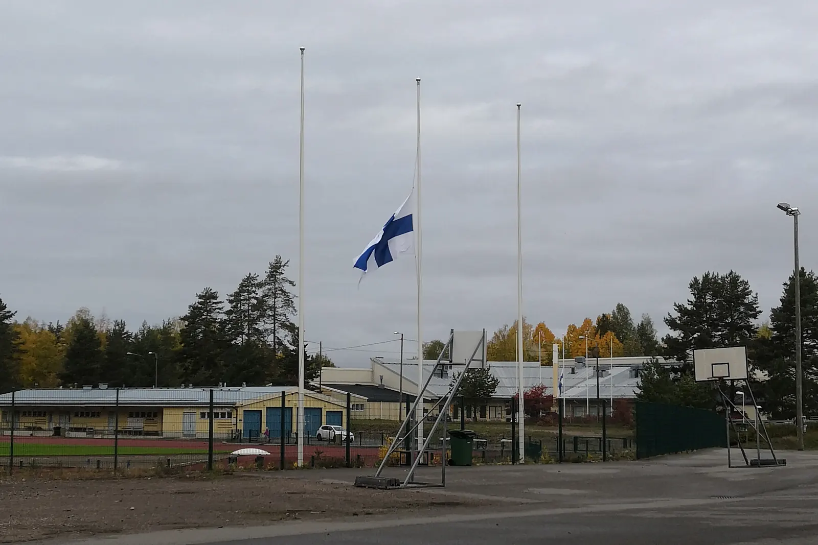 Suomen lippu puolisalossa koulun kentän laidalla