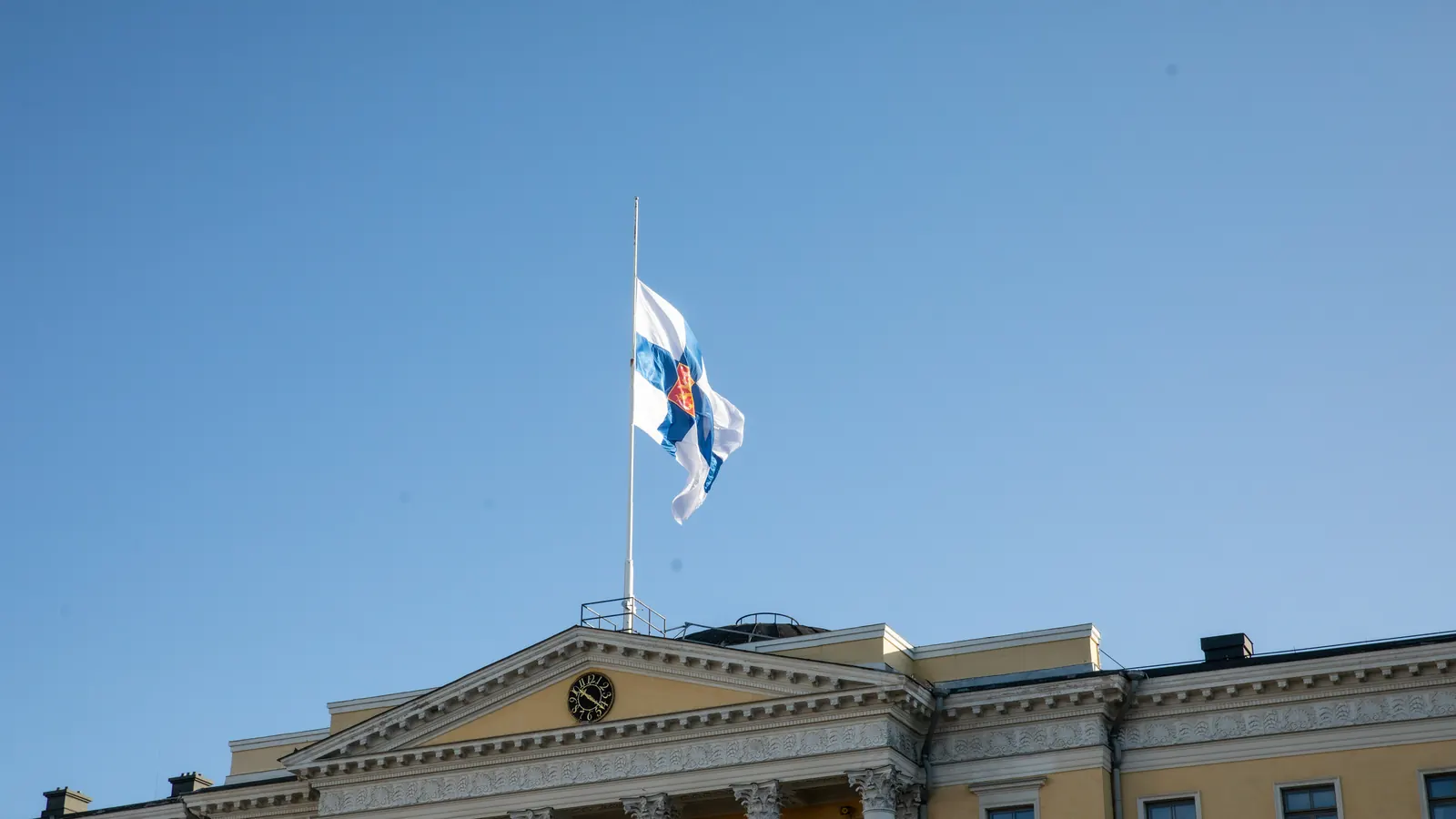 Suomen lippu puolisalossa Valtioneuvoston linnan katolla