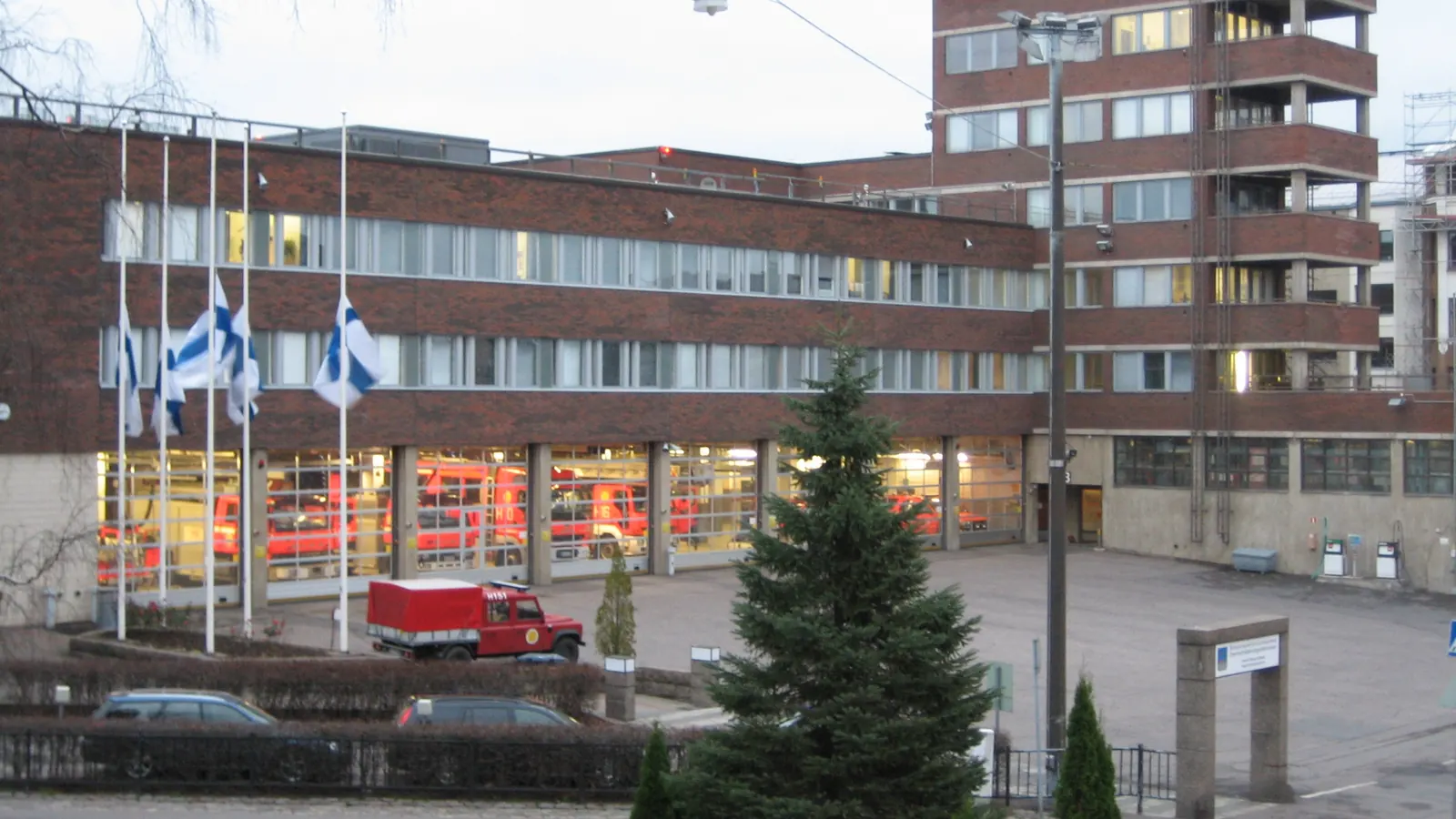 Suomen liput puolisalossa paloaseman edessä