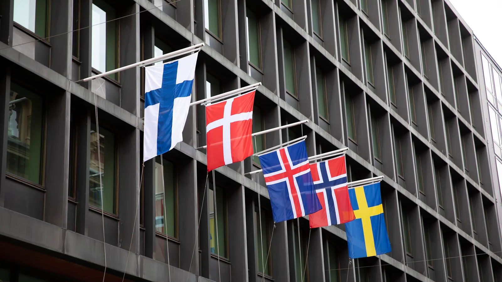 Suomen, Tanskan, Islannin, Norjan ja Ruotsin liput rakennuksen julkisivulla Helsingissä