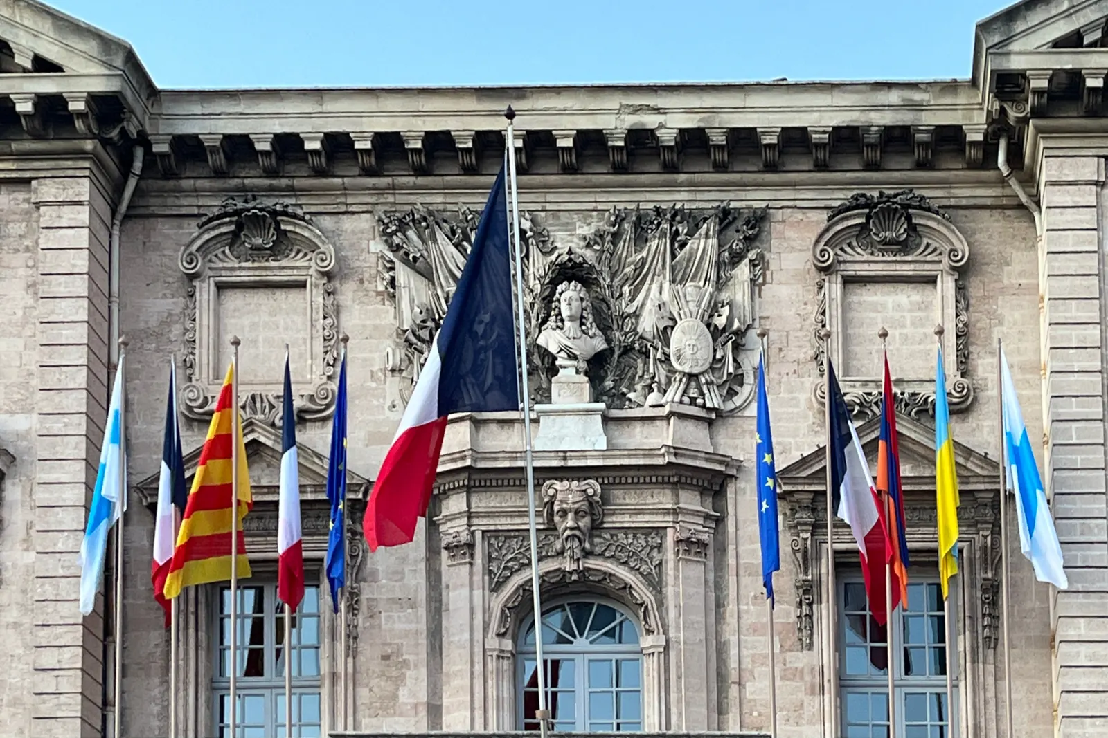 L’hôtel de ville de Marseille avec des drapeaux de plusieurs pays au balcon