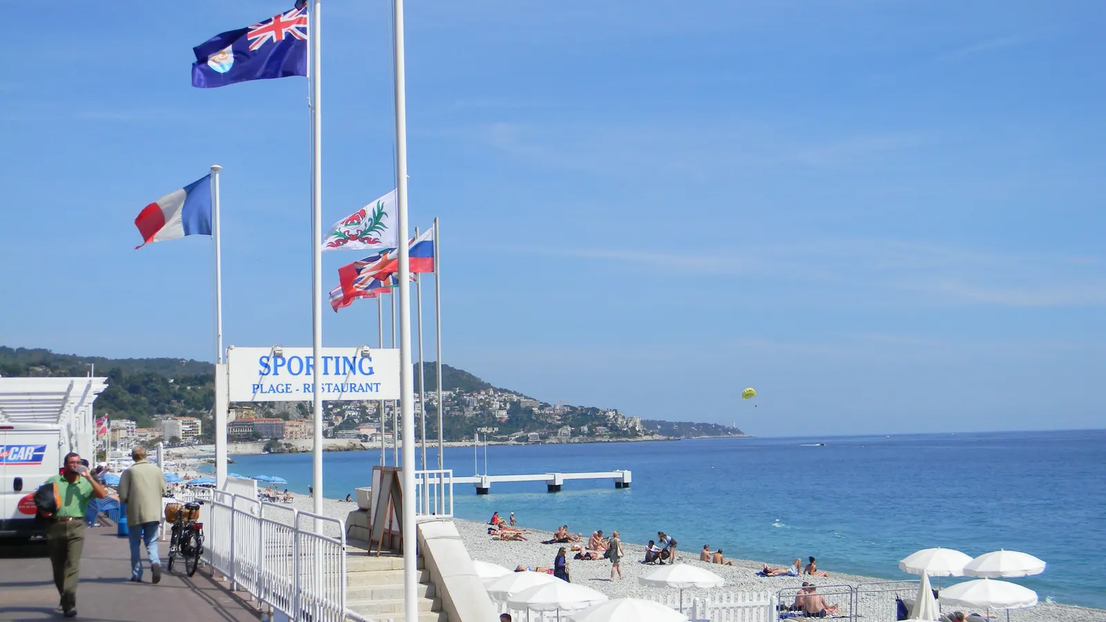 Drapeaux de plusieurs pays à des mâts le long de la promenade des Anglais à Nice