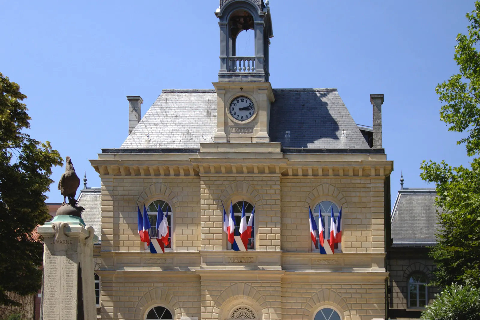 La mairie de Gentilly avec des drapeaux tricolores aux fenêtres le jour de la fête nationale