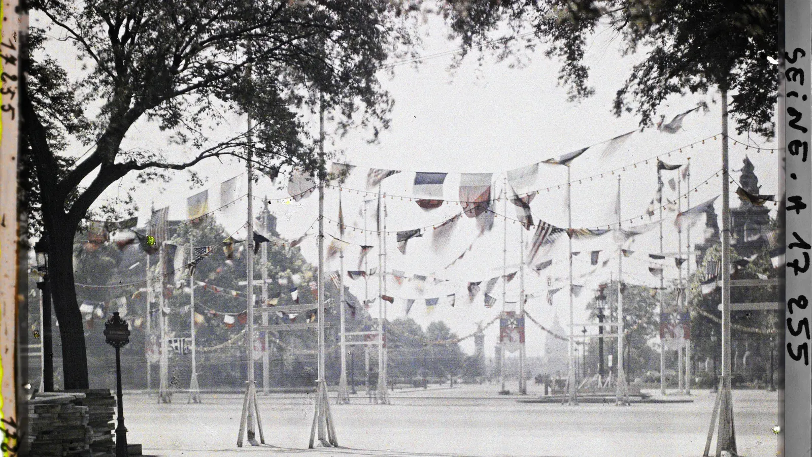 Autochrome d’une avenue de Paris pavoisée de drapeaux pour les fêtes de la Victoire de juillet 1919