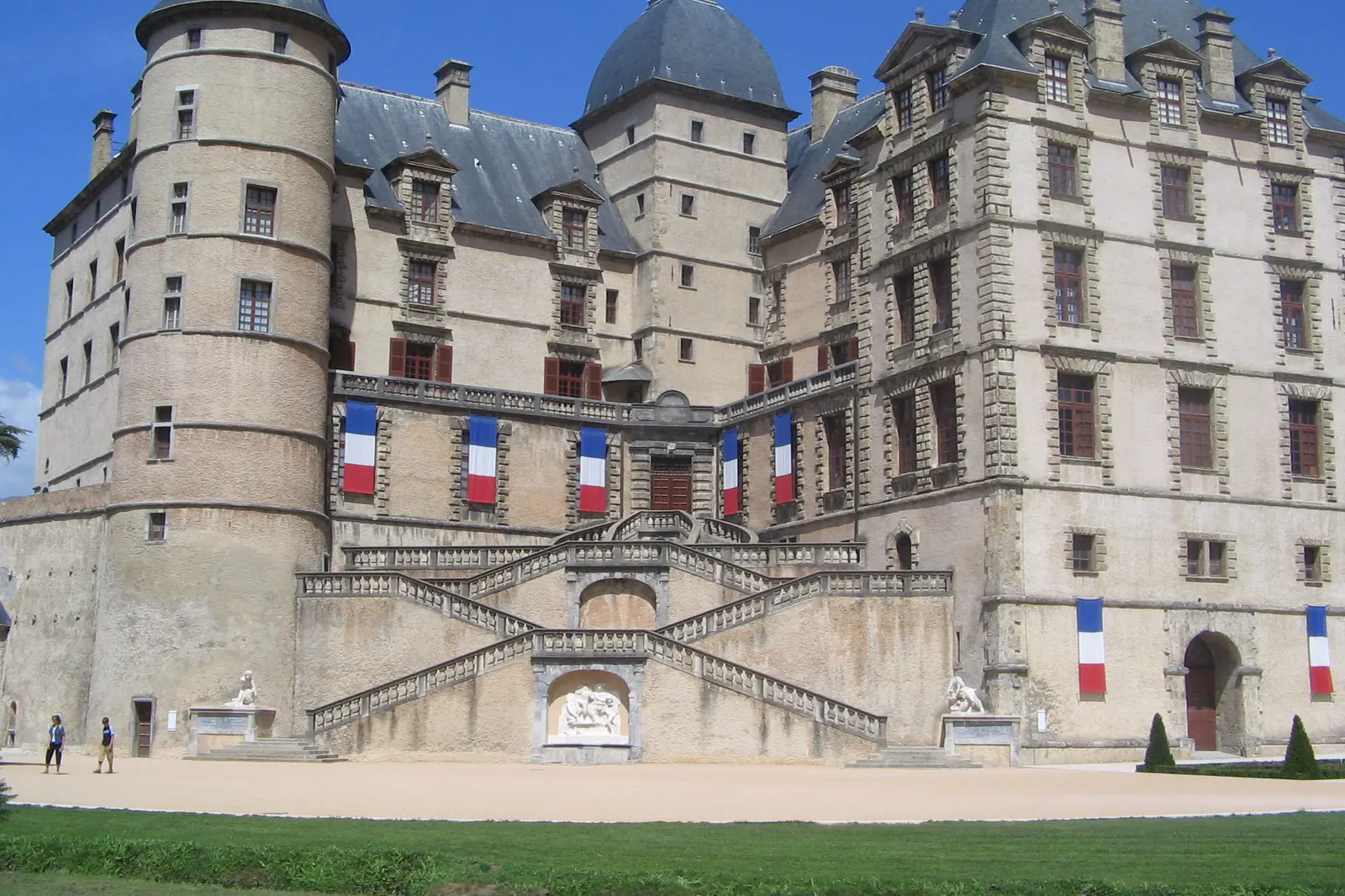 Le château de Vizille avec des drapeaux tricolores aux fenêtres